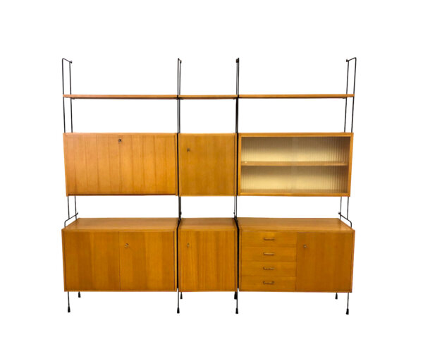 1970, Barschrank, beleuchtet, Bücherregal, Designklassiker, Eiche, helles Holz, Leiterregal, Mid Century, Orig. Omnia Regalsystem 1960's, Rüster, Schiebetüren, Schrankwand, Schubladen, schwarzes Metall, Stahlrohr, Standregal, String, Ulme, verschließbar, vintage