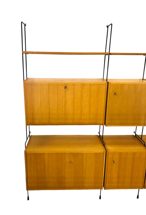 1970, Barschrank, beleuchtet, Bücherregal, Designklassiker, Eiche, helles Holz, Leiterregal, Mid Century, Orig. Omnia Regalsystem 1960's, Rüster, Schiebetüren, Schrankwand, Schubladen, schwarzes Metall, Stahlrohr, Standregal, String, Ulme, verschließbar, vintage