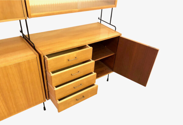 1970, Barschrank, beleuchtet, Bücherregal, Designklassiker, Eiche, helles Holz, Leiterregal, Mid Century, Orig. Omnia Regalsystem 1960's, Rüster, Schiebetüren, Schrankwand, Schubladen, schwarzes Metall, Stahlrohr, Standregal, String, Ulme, verschließbar, vintage