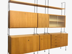 1970, Barschrank, beleuchtet, Bücherregal, Designklassiker, Eiche, helles Holz, Leiterregal, Mid Century, Orig. Omnia Regalsystem 1960's, Rüster, Schiebetüren, Schrankwand, Schubladen, schwarzes Metall, Stahlrohr, Standregal, String, Ulme, verschließbar, vintage