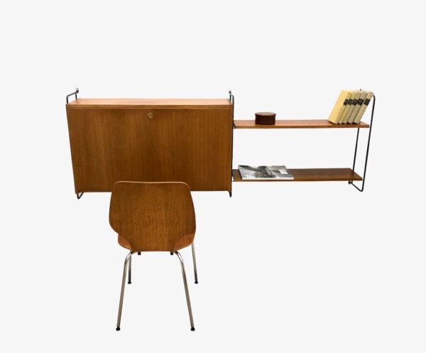 Teakholz Wandsekretär m. Regal Omnia, Hilker, Teak, Regalsystem, Mid Century, Vintage, 1960's, beleuchtet, Schrank, Schreibtisch, hell, schwarzes Metall, Leiterregal, String, Designklassiker, aufklappbar, verschließbar, Safe, homeoffice