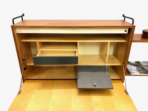 Teakholz Wandsekretär m. Regal Omnia, Hilker, Teak, Regalsystem, Mid Century, Vintage, 1960's, beleuchtet, Schrank, Schreibtisch, hell, schwarzes Metall, Leiterregal, String, Designklassiker, aufklappbar, verschließbar, Safe, homeoffice