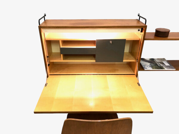 Teakholz Wandsekretär m. Regal Omnia, Hilker, Teak, Regalsystem, Mid Century, Vintage, 1960's, beleuchtet, Schrank, Schreibtisch, hell, schwarzes Metall, Leiterregal, String, Designklassiker, aufklappbar, verschließbar, Safe, homeoffice