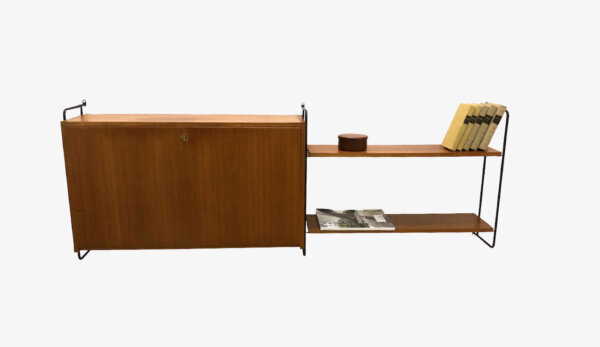 Teakholz Wandsekretär m. Regal Omnia, Hilker, Teak, Regalsystem, Mid Century, Vintage, 1960's, beleuchtet, Schrank, Schreibtisch, hell, schwarzes Metall, Leiterregal, String, Designklassiker, aufklappbar, verschließbar, Safe, homeoffice