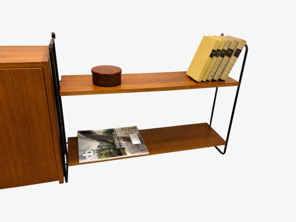 Teakholz Wandsekretär m. Regal Omnia, Hilker, Teak, Regalsystem, Mid Century, Vintage, 1960's, beleuchtet, Schrank, Schreibtisch, hell, schwarzes Metall, Leiterregal, String, Designklassiker, aufklappbar, verschließbar, Safe, homeoffice