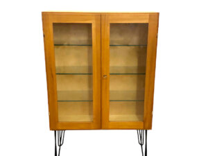 Vintage Vitrinenschrank 1970's Hairpinlegs, Eiche, helles Holz, schwarzes Metallbeine, Glastüren, Glasböden, verschließbar, 1960, Mid Century, Vitrine